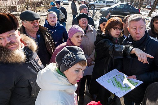 И.о. главы района Олег Хромов по выходным встречается с жителями во дворах города Видное. Видео- и фоторепортаж