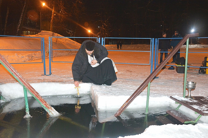 Крещенские купания в деревне Апаринки. Фото: Павел Каращенко