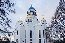 На строящийся храм Первосвятителей Московских в Горках Ленинских установили купола и кресты
