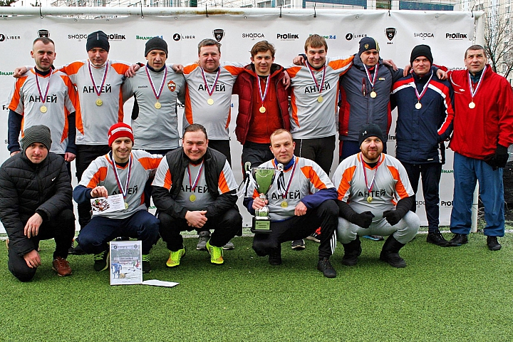 Первый «Кубок Liber» завоевала любительская футбольная команда «Антей»