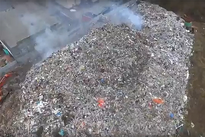 Началась ликвидация огромной горы мусора на Белокаменном шоссе