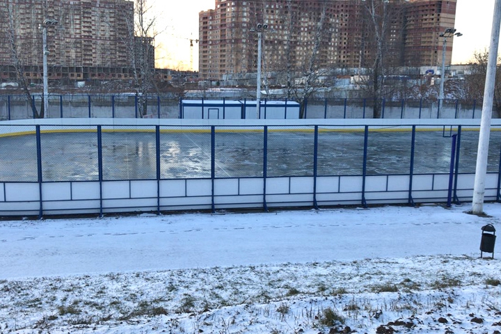 На стадионе «Металлург» заработал бесплатный каток для массовых катаний и игр в хоккей