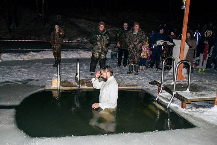 В крещенских купаниях в Ленинском районе приняло участие более 6 тысяч человек. Фоторепортаж