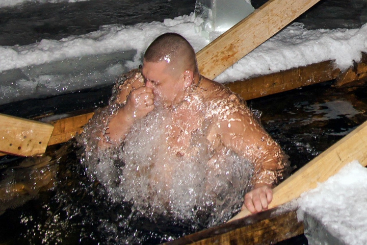 В крещенских купаниях в Ленинском районе приняло участие более 6 тысяч человек. Фоторепортаж фото 35