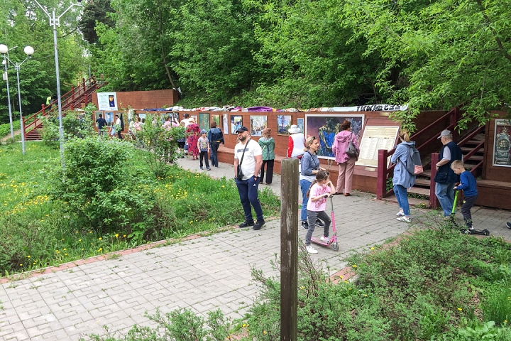 В Тимоховском парке открылась «Галерея под открытым небом» из 54 картин. Фоторепортаж фото 8