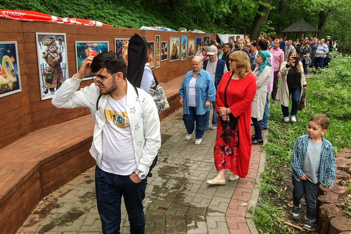 В Тимоховском парке открылась «Галерея под открытым небом» из 54 картин. Фоторепортаж фото 5