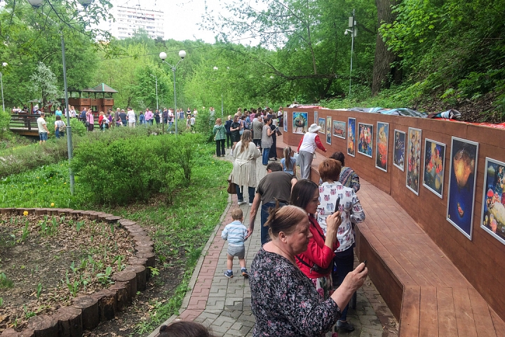 В Тимоховском парке открылась «Галерея под открытым небом» из 54 картин. Фоторепортаж фото 12