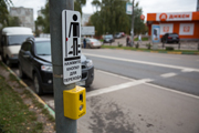 Фото дня: в Видном на светофорах появляются кнопки для пешеходов. Но как их устанавливают, смотрите на фотографиях