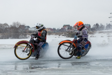 На пруду у деревни Калиновка состоялись мотогонки на льду. Фоторепортаж